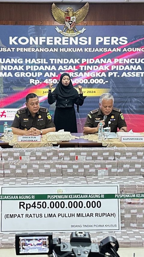 Kejagung menyita uang tunai Rp450 miliar dari tersangka korporasi PT Asset Pacific terkait kasus TPPU mafia minyak goreng. (Liputan6.com/Nanda Perdana Putra)