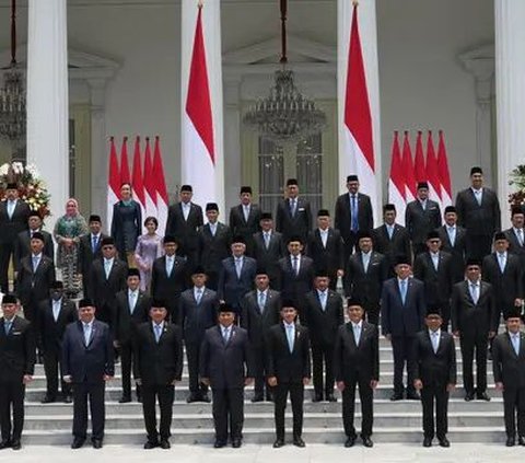 Presiden Republik Indonesia, Prabowo Subianto (tengah depan) bersama dan Wakil Presiden Gibran Rakabuming Raka berfoto bersama dengan para menteri Kabinet Merah Putih yang baru saja dilant