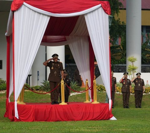 Wakil Jaksa Agung Feri Wibisono pimpin upacara peringatan Hari Pahlawan Tahun 2024 di Lapangan Upacara Kejaksaan Agung, Minggu, 10 November 2024