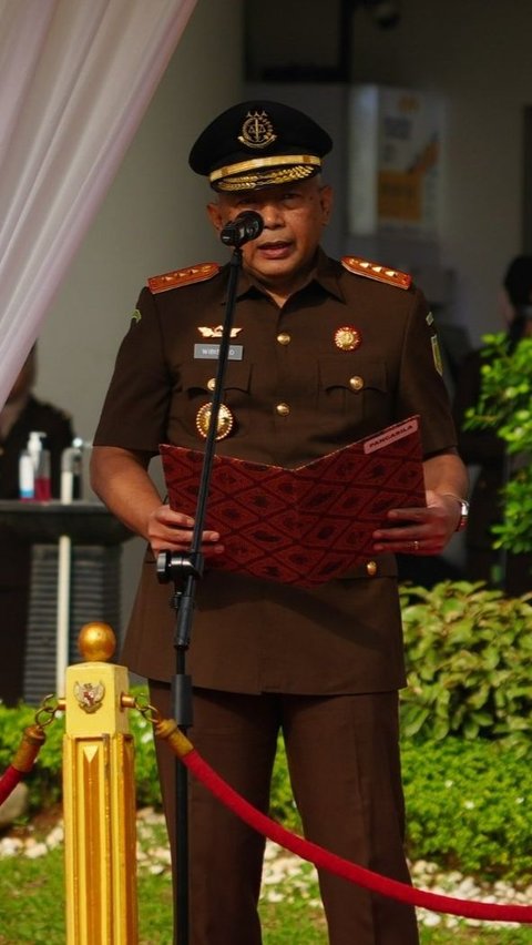 Wakil Jaksa Agung Feri Wibisono pimpin upacara peringatan Hari Pahlawan Tahun 2024 di Lapangan Upacara Kejaksaan Agung, Minggu, 10 November 2024