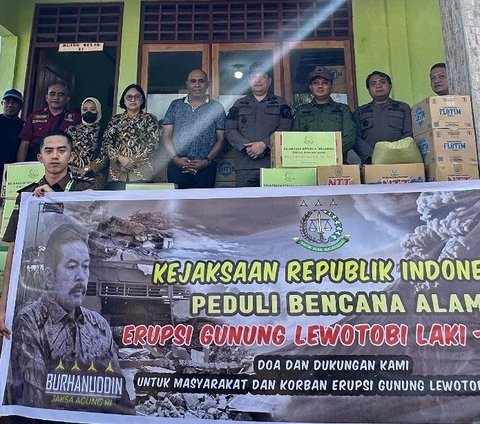 Kejaksaan RI Peduli Salurkan Bantuan Kemanusian untuk Pengungsi Erupsi Gunung Lewotobi