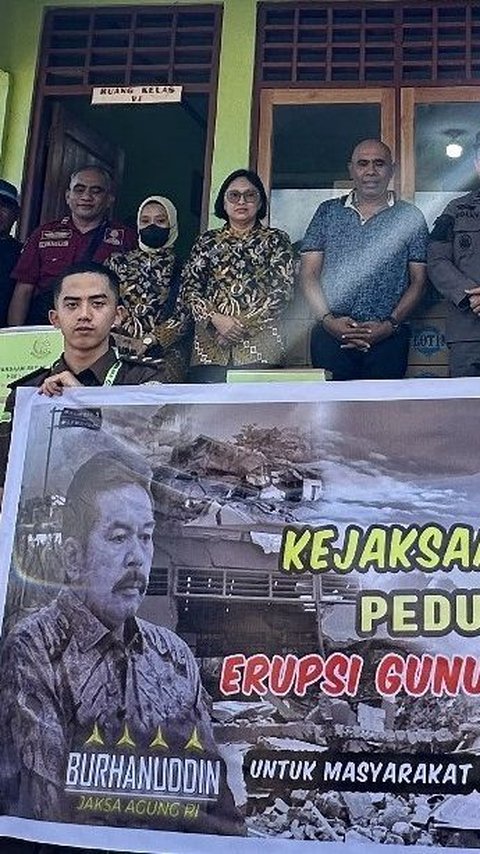 Kejagung RI Peduli Serahkan Bantuan ke Pengungsi Erupsi Gunung Lewatobi Laki-Laki melalui Kejaksaan Negeri Flores