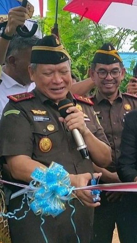 Kepala Kejaksaan Tinggi Papua Barat meresmikan gedung SD Sowi Indah hasil renovasi pada Selasa, 5 November 2024