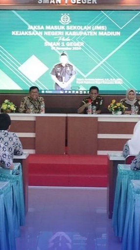 Kejari Kab. Madiun menggelar kegiatan Jaksa Masuk Sekolah di SMAN 1 Geger pada Kamis, 7 November 2023