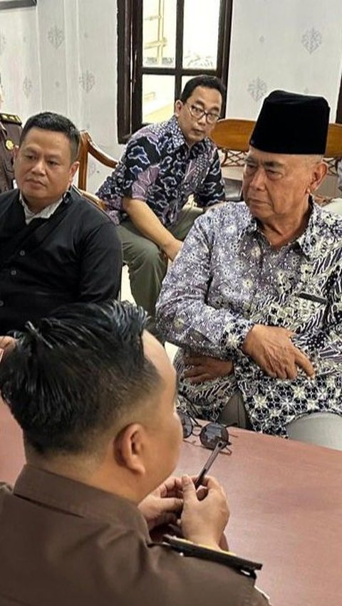 Penyerahan tersangka ARPG dan barang bukti perkara TPPU Yayasan YPI diserahkan dari Dittipideksus Bareskrim Polri ke Kejari Indramayu pada Senin, 9 Desember 2024