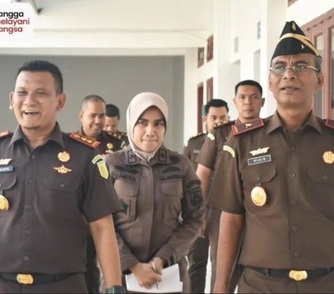 Wakil Kepala Kejaksaan Tinggi Aceh Bapak Muhibuddin,S.H,M.H meninjau budidaya jamur tiram yang dikelola Desa Binaan Kejari Bireun pada Kamis, 12 Desember 2024