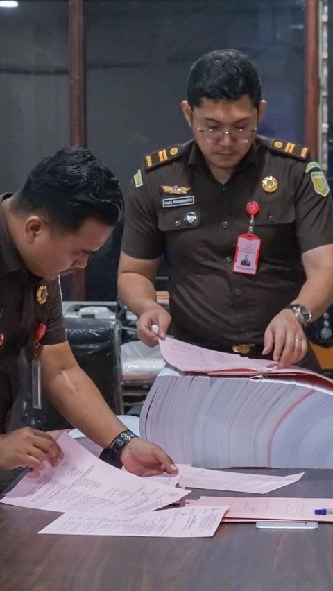 Tim Penyidik JAM-Pidsus Kejagung melaksanakan Tahap II Perkara Duta Palma Group dengan melimpahkan 5 tersangka korporasi dan barang bukti kepada JPU Kejati Jakarta Pusat pada Senin, 23 Desember 2024