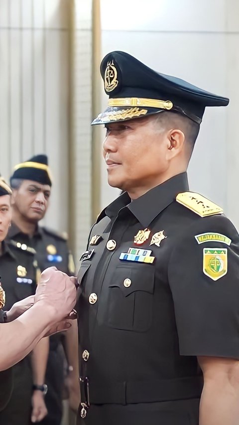 Jaksa Agung ST Burhanuddin melantik Mayor Jenderal TNI Wahyoedin Indrajit sebagai Jaksa Agung Muda Pidana Militer. Pengambilan sumpah berlangsung di Gedung Utama Kejaksaan Agung, Jakarta, Rabu 12 Juli 2023.