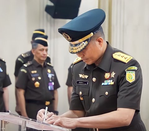 Jaksa Agung ST Burhanuddin melantik Mayor Jenderal TNI Wahyoedin Indrajit sebagai Jaksa Agung Muda Pidana Militer. Pengambilan sumpah berlangsung di Gedung Utama Kejaksaan Agung, Jakarta, Rabu 12 Juli 2023.