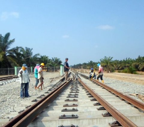 Tim Jaksa Penyidik pada Direktorat Penyidikan Jaksa Agung Muda Bidang Tindak Pidana Khusus (JAM Pidsus) Kejaksaan Agung memeriksa 2 orang saksi terkait dengan perkara dugaan tindak pidana korupsi proyek pembangunan jalur kereta api Besitang-Langsa pada Balai Teknik Perkeretaapian Medan tahun 2017-2023.