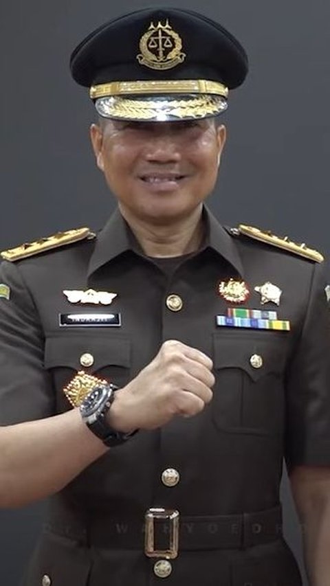 Jaksa Agung ST Burhanuddin melantik Mayor Jenderal TNI Wahyoedin Indrajit sebagai Jaksa Agung Muda Pidana Militer. Pengambilan sumpah berlangsung di Gedung Utama Kejaksaan Agung, Jakarta, Rabu 12 Juli 2023.