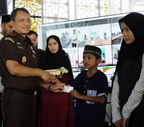 Kepala Kejaksaan Tinggi Kepulauan Riau, Dr. Rudi Margono, membagikan 1.500 Kartu Identitas Anak (KIA) dalam agenda buka puasa bersama