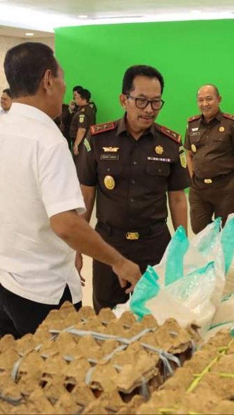 Penjualan kebutuhan pokok tersebut jauh lebih murah dari harga pasar.