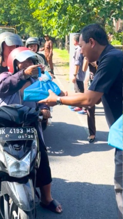 Kejaksaan Tinggi Bali bersama Ikatan Adhyaksa Dharmakarini (IAD) melakukan rangkaian kegiatan baksi sosial.