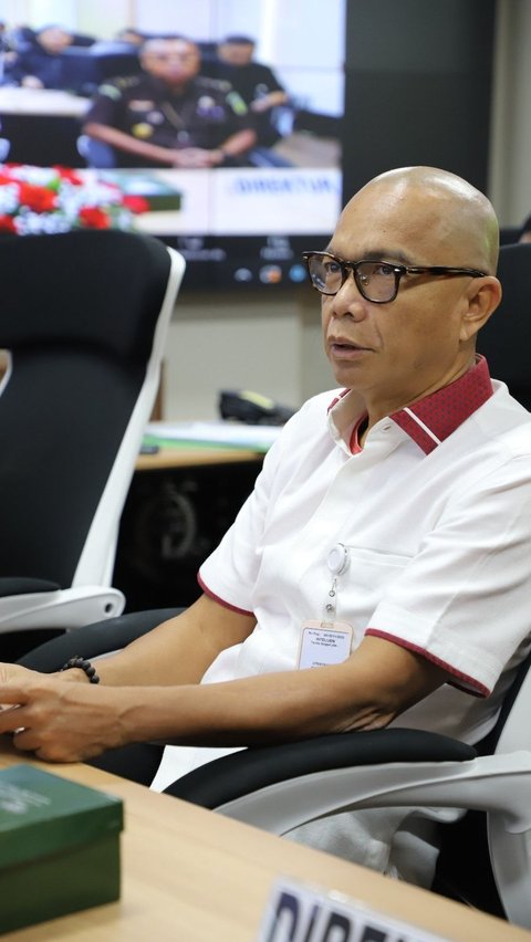 Jaksa Agung Muda Intelijen, Prof. Dr. Reda Manthovani, memberikan pengarahan pada acara kunjungan virtual dari ruang Command Center dalam rangka ‘Sosialisasi Penugasan Jaksa pada Instansi Pemerintah dan di Luar Instansi Pemerintah sebagai Agen Intelijen Penegakan Hukum, Persiapan Penyelenggaraan Pilkada Serentak Tahun 2024 dan Pengawasan Multimedia’, Kamis 18 April 2024.