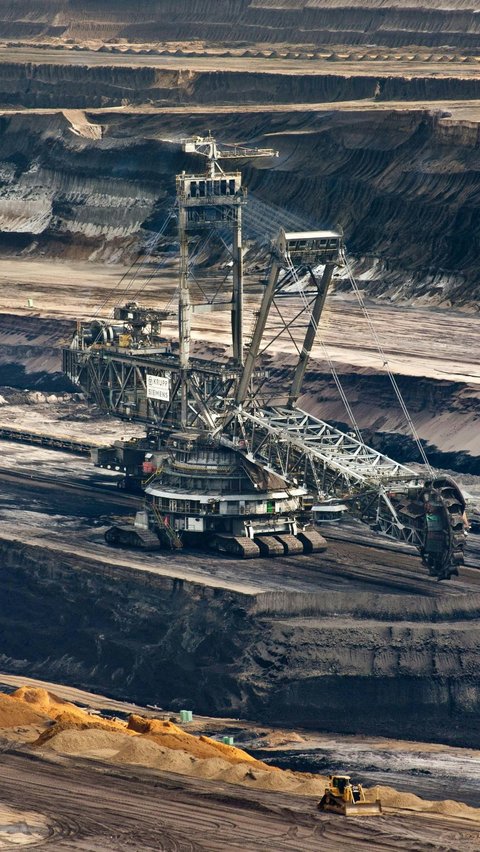 Jaksa Penuntut Umum (JPU) menuntut Windu Aji Sutanto, pemilik PT Lawu Agung Mining, dengan pidana penjara 12 tahun terkait perkara korupsi pertambangan ore nikel pada Wilayah Izin Usaha Pertambangan (WIUP) PT. Antam Tbk di Blok Mandiodo. JPU juga menuntut Windu Aji membayar denda Rp1 miliar subsidair 6 bulan kurungan.