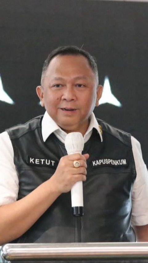 Tim Jaksa Penyidik pada Direktorat Penyidikan Jaksa Agung Muda Bidang Tindak Pidana Khusus (JAM PIDSUS) Kejaksaan Agung memeriksa dua saksi terkait dugaan tindak pidana korupsi penyalahgunaan wewenang dalam penjualan emas oleh Butik Emas Logam Mulia Surabaya 01 Antam (BELM Surabaya 01 Antam) tahun 2018.