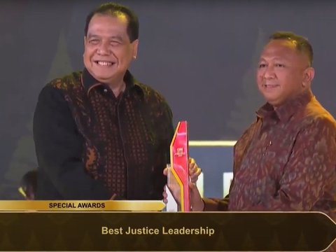 Kajati Bali Ketut Sumedana Raih Best Justice Leadership CNN Award