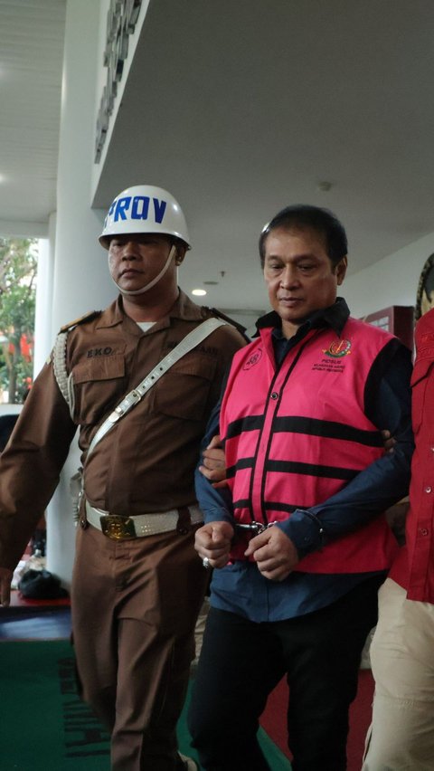 Tim Penyidik pada Direktorat Penyidikan Jaksa Agung Muda Bidang Tindak Pidana Khusus (JAM PIDSUS) telah memeriksa dua saksi perkara dugaan tindak pidana korupsi pada kegiatan importasi gula PT Sumber Mutiara Indah Perdana (SMIP) tahun 2020 sampai dengan 2023, Rabu 15 Mei 2024. Satu di antaranya ditetapkan sebagai tersangka.“Berdasarkan pemeriksaan tersebut, Tim Penyidik kembali menetapkan satu tersangka yaitu RR selaku Kepala Kantor Wilayah (Kanwil) Bea Cukai Riau periode 2019 sampai dengan 2021,” kata Kepala Pusat Penerangan Hukum Kejaksaan Agung, Ketut Sumedana.•	Pada September 2019, tersangka RR selaku Kepala Kanwil Bea Cukai Riau periode 2019 sampai dengan 2021 secara melawan hukum telah menyalahgunakan kewenangannya dengan mencabut Keputusan Pembekuan Izin Kawasan Berikat PT SMIP setelah menerima sejumlah uang dari tersangka RD, dengan dalih untuk memberikan PT SMIP melakukan pengolahan bahan baku yang ada di Kawasan Berikat