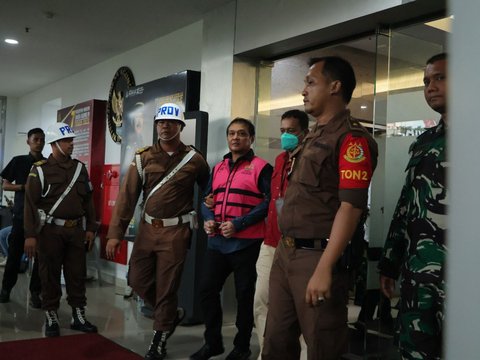 Tim Penyidik pada Direktorat Penyidikan Jaksa Agung Muda Bidang Tindak Pidana Khusus (JAM PIDSUS) telah memeriksa dua saksi perkara dugaan tindak pidana korupsi pada kegiatan importasi gula PT Sumber Mutiara Indah Perdana (SMIP) tahun 2020 sampai dengan 2023, Rabu 15 Mei 2024. Satu di antaranya ditetapkan sebagai tersangka.“Berdasarkan pemeriksaan tersebut, Tim Penyidik kembali menetapkan satu tersangka yaitu RR selaku Kepala Kantor Wilayah (Kanwil) Bea Cukai Riau periode 2019 sampai dengan 2021,” kata Kepala Pusat Penerangan Hukum Kejaksaan Agung, Ketut Sumedana.•	Pada September 2019, tersangka RR selaku Kepala Kanwil Bea Cukai Riau periode 2019 sampai dengan 2021 secara melawan hukum telah menyalahgunakan kewenangannya dengan mencabut Keputusan Pembekuan Izin Kawasan Berikat PT SMIP setelah menerima sejumlah uang dari tersangka RD, dengan dalih untuk memberikan PT SMIP melakukan pengolahan bahan baku yang ada di Kawasan Berikat