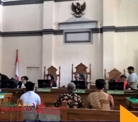 Tim jaksa koneksitas Pidana Militer Kejaksaan Tinggi Sumatera Utara menuntut tiga terdakwa kasus korupsi eradikasi (pembersihan lahan) di PT Perkebunan Sumatera Utara (PSU) dengan 18 tahun penjara. Tuntutan itu dibacakan dalam persidangan di Pengadilan Tipikor Medan, Senin 20 Mei 2024.