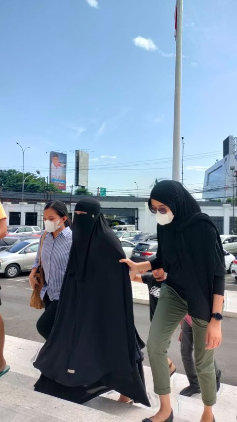 Tim Intelijen Kejaksaan Agung (Satgas SIRI) berhasil mengamankan Dahniar binti H. Darisa, terpidana yang masuk dalam Daftar Pencarian Orang (DPO) asal Kejaksaan Tinggi Kalimantan Timur. Penangkapan dilakukan di Jalan Mentimun Wajo Baru, Kecamatan Bontoala, Kota Makassar, Sulawesi Selatan, sekitar pukul 09.45 WIB, Rabu 22 Mei 2024.