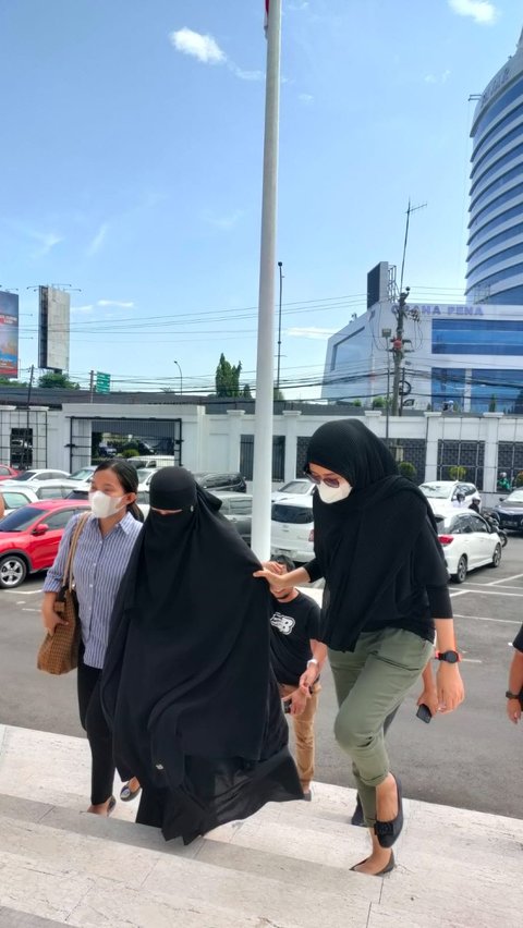 Tim Intelijen Kejaksaan Agung (Satgas SIRI) berhasil mengamankan Dahniar binti H. Darisa, terpidana yang masuk dalam Daftar Pencarian Orang (DPO) asal Kejaksaan Tinggi Kalimantan Timur. Penangkapan dilakukan di Jalan Mentimun Wajo Baru, Kecamatan Bontoala, Kota Makassar, Sulawesi Selatan, sekitar pukul 09.45 WIB, Rabu 22 Mei 2024.