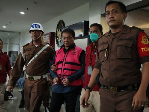 Tim Penyidik pada Direktorat Penyidikan Jaksa Agung Muda Bidang Tindak Pidana Khusus (JAM PIDSUS) telah memeriksa dua saksi perkara dugaan tindak pidana korupsi pada kegiatan importasi gula PT Sumber Mutiara Indah Perdana (SMIP) tahun 2020 sampai dengan 2023, Rabu 15 Mei 2024. Satu di antaranya ditetapkan sebagai tersangka.“Berdasarkan pemeriksaan tersebut, Tim Penyidik kembali menetapkan satu tersangka yaitu RR selaku Kepala Kantor Wilayah (Kanwil) Bea Cukai Riau periode 2019 sampai dengan 2021,” kata Kepala Pusat Penerangan Hukum Kejaksaan Agung, Ketut Sumedana.•	Pada September 2019, tersangka RR selaku Kepala Kanwil Bea Cukai Riau periode 2019 sampai dengan 2021 secara melawan hukum telah menyalahgunakan kewenangannya dengan mencabut Keputusan Pembekuan Izin Kawasan Berikat PT SMIP setelah menerima sejumlah uang dari tersangka RD, dengan dalih untuk memberikan PT SMIP melakukan pengolahan bahan baku yang ada di Kawasan Berikat