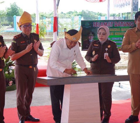 Wakil Jaksa Agung, Sunarta, memberikan pengarahan saat melakukan kunjungan kerja di wilayah hukum Kepulauan Riau.