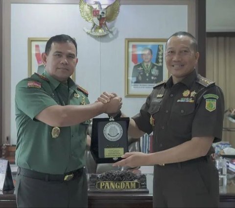 Jaksa Agung Muda Pidana Militer (JAM-Pidmil) Kejaksaan Agung, Mayjen TNI Dr. W. Indrajit, melakukan kunjungan kerja ke Kodam XVI/Pattimura, Senin 6 Mei 2024.. Kedatangan JAM-Pidmil disambut langsung oleh Pangkodam XVI/Pattimura Mayjen TNI Syafrial, PSC., M.Tr.(Han).