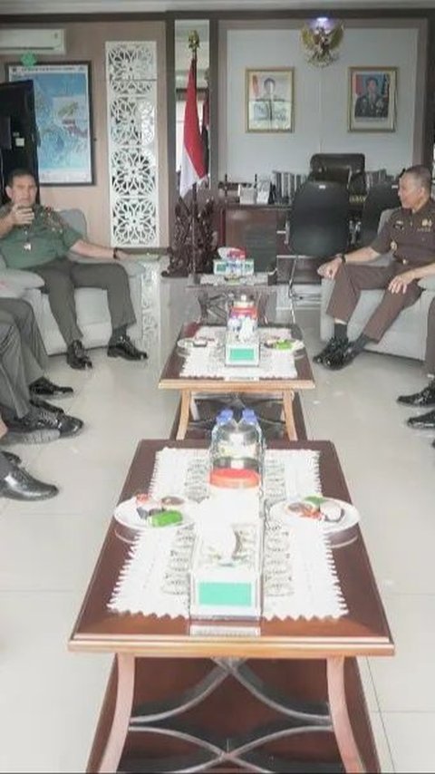 Jaksa Agung Muda Pidana Militer (JAM-Pidmil) Kejaksaan Agung, Mayjen TNI Dr. W. Indrajit, melakukan kunjungan kerja ke Kodam XVI/Pattimura, Senin 6 Mei 2024.. Kedatangan JAM-Pidmil disambut langsung oleh Pangkodam XVI/Pattimura Mayjen TNI Syafrial, PSC., M.Tr.(Han).