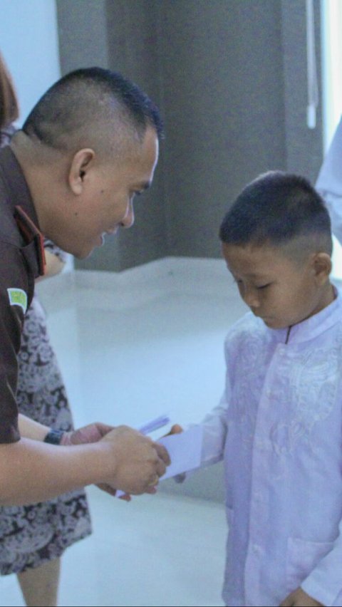 Kejari Banyuasin berbagi kepada anak yatim dan dhuafa