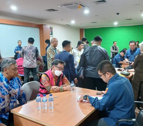 Penyerahan Tersangka dan Barang Bukti (Tahap II) 10 Orang Tersangka dalam Perkara Komoditas Timah