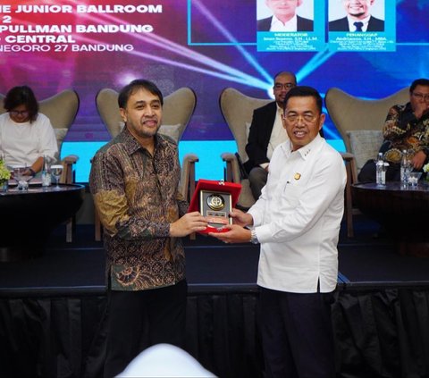 Wakil Jaksa Agung, Sunarta, memberikan materi dalam acara Legal Talk Ikatan Alumni Fakultas Hukum Universitas Padjajaran.