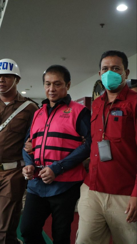 Tim Penyidik pada Direktorat Penyidikan Jaksa Agung Muda Bidang Tindak Pidana Khusus (JAM PIDSUS) telah memeriksa dua saksi perkara dugaan tindak pidana korupsi pada kegiatan importasi gula PT Sumber Mutiara Indah Perdana (SMIP) tahun 2020 sampai dengan 2023, Rabu 15 Mei 2024. Satu di antaranya ditetapkan sebagai tersangka.“Berdasarkan pemeriksaan tersebut, Tim Penyidik kembali menetapkan satu tersangka yaitu RR selaku Kepala Kantor Wilayah (Kanwil) Bea Cukai Riau periode 2019 sampai dengan 2021,” kata Kepala Pusat Penerangan Hukum Kejaksaan Agung, Ketut Sumedana.•	Pada September 2019, tersangka RR selaku Kepala Kanwil Bea Cukai Riau periode 2019 sampai dengan 2021 secara melawan hukum telah menyalahgunakan kewenangannya dengan mencabut Keputusan Pembekuan Izin Kawasan Berikat PT SMIP setelah menerima sejumlah uang dari tersangka RD, dengan dalih untuk memberikan PT SMIP melakukan pengolahan bahan baku yang ada di Kawasan Berikat