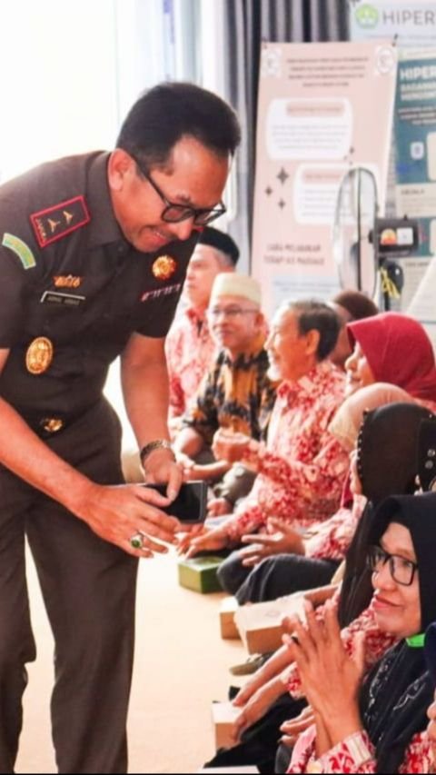 Potret Kejaksaan Tinggi Riau menggelar Bhakti Sosial dan Anjangsana dalam peringatan HBA ke-64.