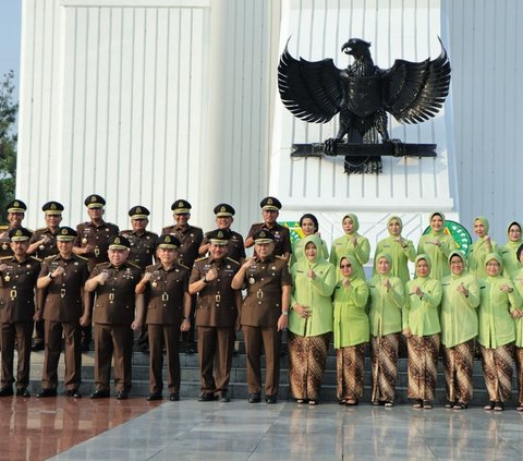 Dalam Rangka HBA ke-64 dan HUT IAD ke-24, Wakil Jaksa Agung Memimpin Upacara Ziarah dan Tabur Bunga di Taman Makam Pahlawan Kalibata