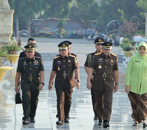 Wakil Jaksa Agung Feri Wibisono memimpin upacara ziarah dan tabur bunga di Taman Makam Pahlawan Kalibata.