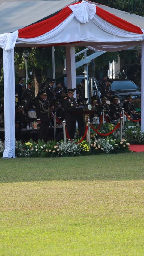 Jaksa Agung mengingatkan agar jajarannya selalu waspada. Jaksa Agung meminta jajarannya tidak lengah sedikit pun.