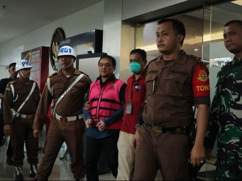 Tim Penyidik pada Direktorat Penyidikan Jaksa Agung Muda Bidang Tindak Pidana Khusus (JAM PIDSUS) telah memeriksa dua saksi perkara dugaan tindak pidana korupsi pada kegiatan importasi gula PT Sumber Mutiara Indah Perdana (SMIP) tahun 2020 sampai dengan 2023, Rabu 15 Mei 2024. Satu di antaranya ditetapkan sebagai tersangka.“Berdasarkan pemeriksaan tersebut, Tim Penyidik kembali menetapkan satu tersangka yaitu RR selaku Kepala Kantor Wilayah (Kanwil) Bea Cukai Riau periode 2019 sampai dengan 2021,” kata Kepala Pusat Penerangan Hukum Kejaksaan Agung, Ketut Sumedana.•	Pada September 2019, tersangka RR selaku Kepala Kanwil Bea Cukai Riau periode 2019 sampai dengan 2021 secara melawan hukum telah menyalahgunakan kewenangannya dengan mencabut Keputusan Pembekuan Izin Kawasan Berikat PT SMIP setelah menerima sejumlah uang dari tersangka RD, dengan dalih untuk memberikan PT SMIP melakukan pengolahan bahan baku yang ada di Kawasan Berikat