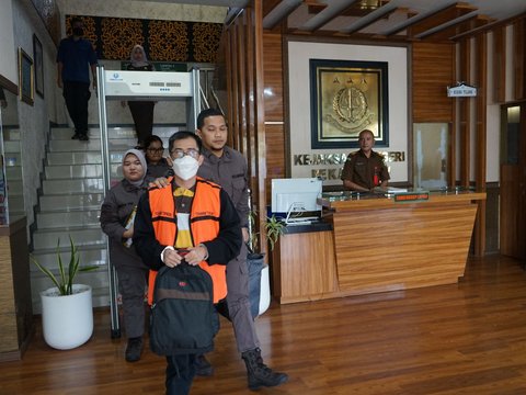 Kejagung Limpahkan RD Tersangka Korupsi Impor Gula PT SMIP ke Kejari Pekanbaru