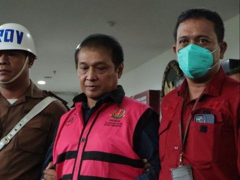 Tim Penyidik pada Direktorat Penyidikan Jaksa Agung Muda Bidang Tindak Pidana Khusus (JAM PIDSUS) telah memeriksa dua saksi perkara dugaan tindak pidana korupsi pada kegiatan importasi gula PT Sumber Mutiara Indah Perdana (SMIP) tahun 2020 sampai dengan 2023, Rabu 15 Mei 2024. Satu di antaranya ditetapkan sebagai tersangka.“Berdasarkan pemeriksaan tersebut, Tim Penyidik kembali menetapkan satu tersangka yaitu RR selaku Kepala Kantor Wilayah (Kanwil) Bea Cukai Riau periode 2019 sampai dengan 2021,” kata Kepala Pusat Penerangan Hukum Kejaksaan Agung, Ketut Sumedana.•	Pada September 2019, tersangka RR selaku Kepala Kanwil Bea Cukai Riau periode 2019 sampai dengan 2021 secara melawan hukum telah menyalahgunakan kewenangannya dengan mencabut Keputusan Pembekuan Izin Kawasan Berikat PT SMIP setelah menerima sejumlah uang dari tersangka RD, dengan dalih untuk memberikan PT SMIP melakukan pengolahan bahan baku yang ada di Kawasan Berikat