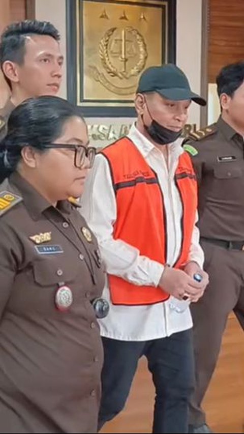 Jaksa Serahkan Tersangka RR dan Barang Bukti (Tahap II) Perkara Korupsi Impor Gula PT SMIP