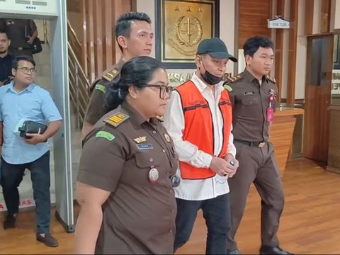 Jaksa Serahkan Tersangka RR dan Barang Bukti (Tahap II) Perkara Korupsi Impor Gula PT SMIP