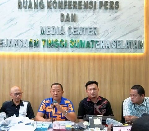 Kejari Palembang melakukan OTT Kadisnakertrans Sumsel dan diamankan uang tunai Rp285,6 juta, emas logam mulia