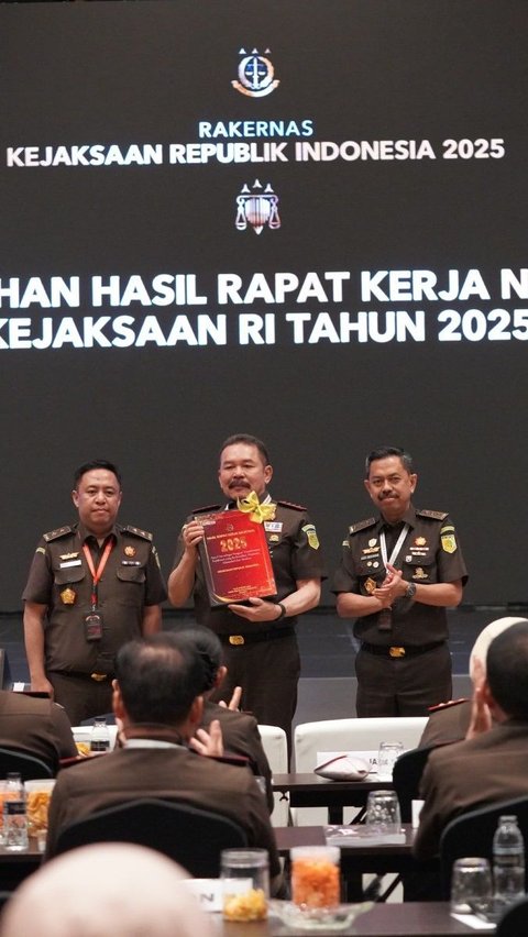 Jaksa Agung ST Burhanuddin resmi menutup Rakernas Kejaksaan RI Tahun 2025 yang menghasilkan 8 program kerja prioritas Kejaksaan