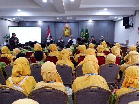 Puspenkum Kejagung Kenalkan Kejaksaan Sejak Dini kepada 70 murid SD Islam Al-Akbar Mojokerto yang sedang mengikuti kegiatan Tour de Jakarta pada Selasa, 7 Januari 2024