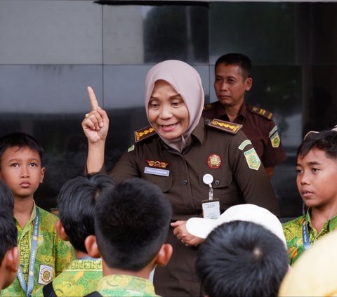 Puspenkum Kejagung Kenalkan Kejaksaan Sejak Dini kepada 70 murid SD Islam Al-Akbar Mojokerto yang sedang mengikuti kegiatan Tour de Jakarta pada Selasa, 7 Januari 2024