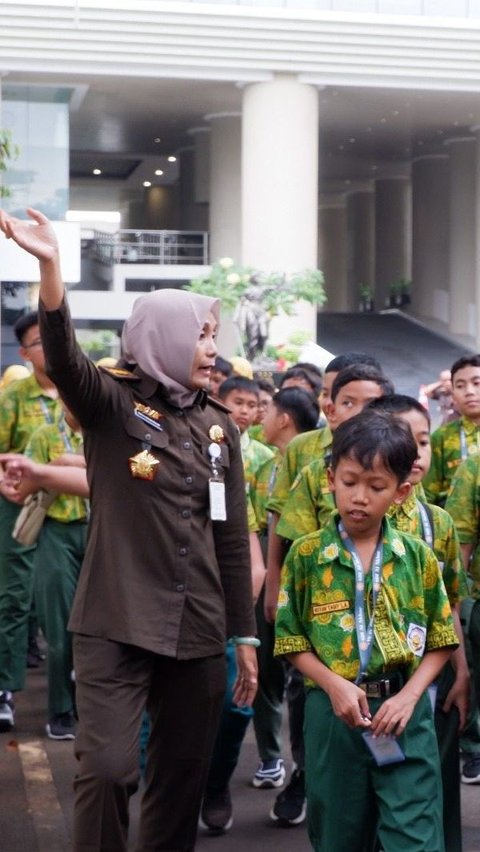 Puspenkum Kejagung Kenalkan Kejaksaan Sejak Dini kepada 70 murid SD Islam Al-Akbar Mojokerto yang sedang mengikuti kegiatan Tour de Jakarta pada Selasa, 7 Januari 2024