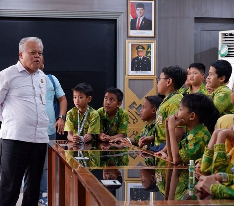 Puspenkum Kejagung Kenalkan Kejaksaan Sejak Dini kepada 70 murid SD Islam Al-Akbar Mojokerto yang sedang mengikuti kegiatan Tour de Jakarta pada Selasa, 7 Januari 2024